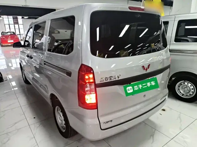Wuling Hongguang V — Фото автомобиля 4