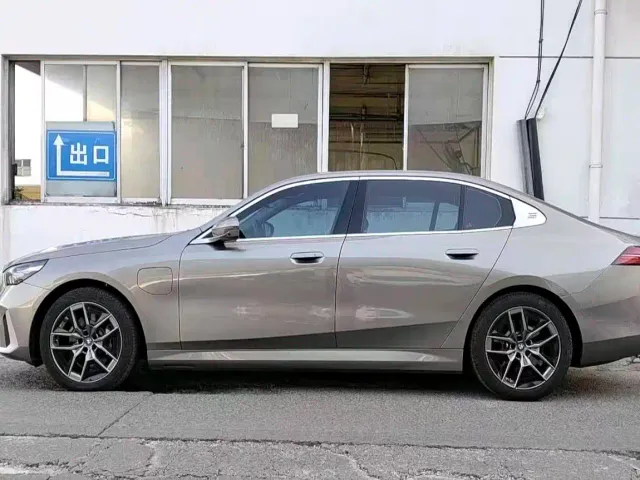 BMW i5 — Фото автомобиля 4