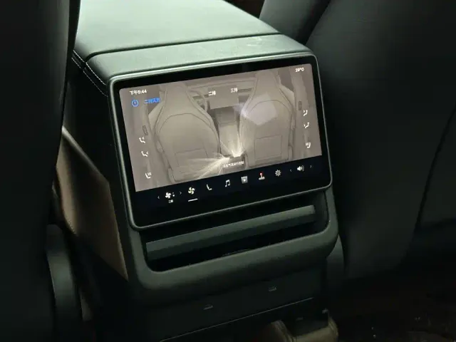 Tesla Model Y L — Фото автомобиля 17