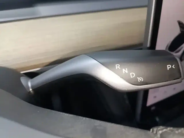 Tesla Model Y — Фото автомобиля 13