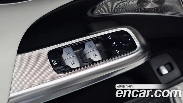 Mercedes-Benz E-Class — Фото автомобиля 25