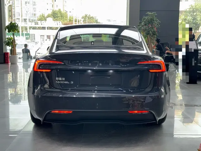 Tesla Model 3 — Фото автомобиля 9