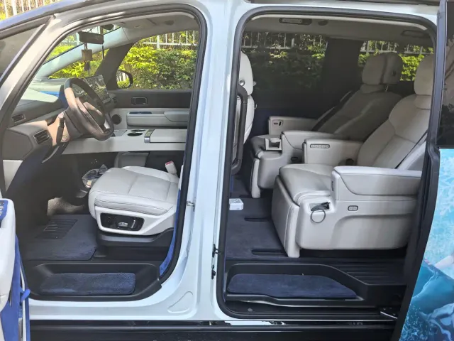 Li Auto MEGA — Фото автомобиля 6