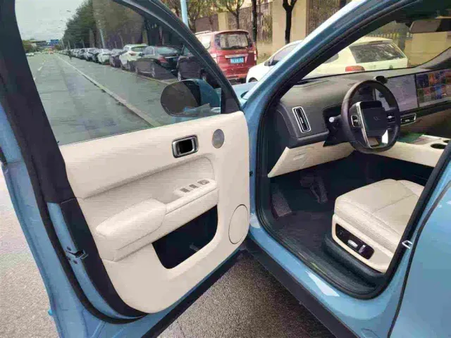 Li Auto L8 — Фото автомобиля 5