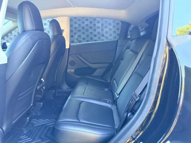Tesla Model Y — Фото автомобиля 9