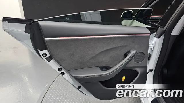 Tesla Model 3 — Фото автомобиля 25