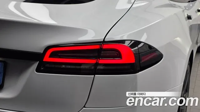 Tesla Model S — Фото автомобиля 8