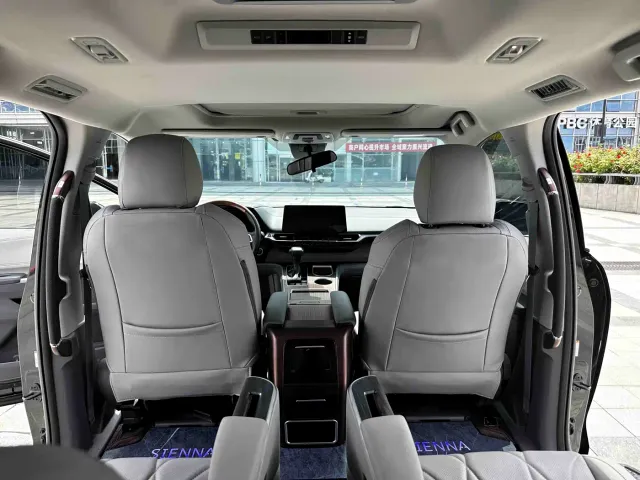 Toyota Sienna — Фото автомобиля 14