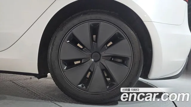 Tesla Model 3 — Фото автомобиля 6