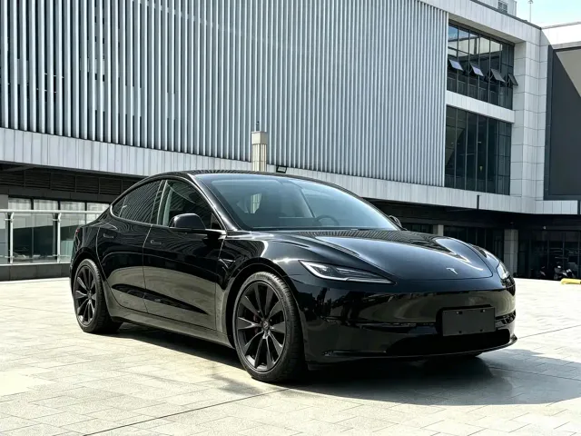 Tesla Model 3 — Фото автомобиля 2