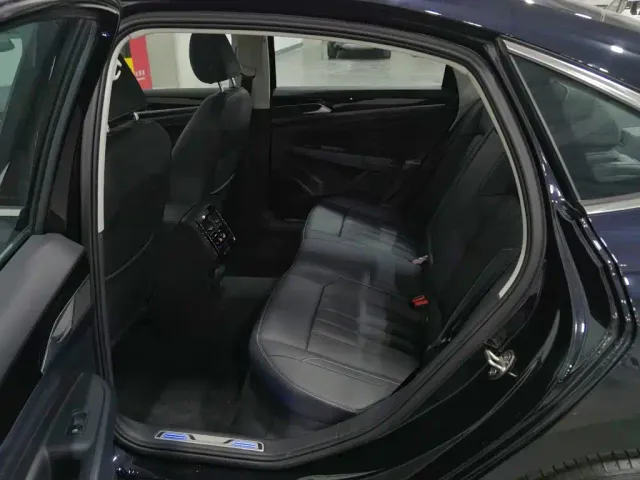 Volkswagen Passat — Фото автомобиля 15