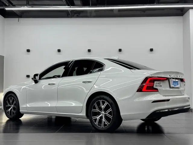 Volvo S60 — Фото автомобиля 13