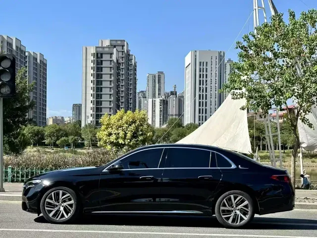 Mercedes-Benz E-Class — Фото автомобиля 3