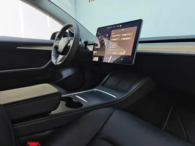Tesla Model 3 — Фото автомобиля 11