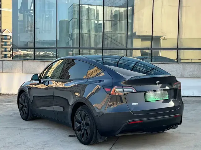 Tesla Model Y — Фото автомобиля 5