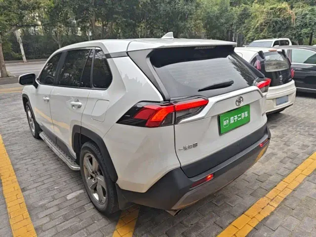 Toyota RAV4 — Фото автомобиля 4