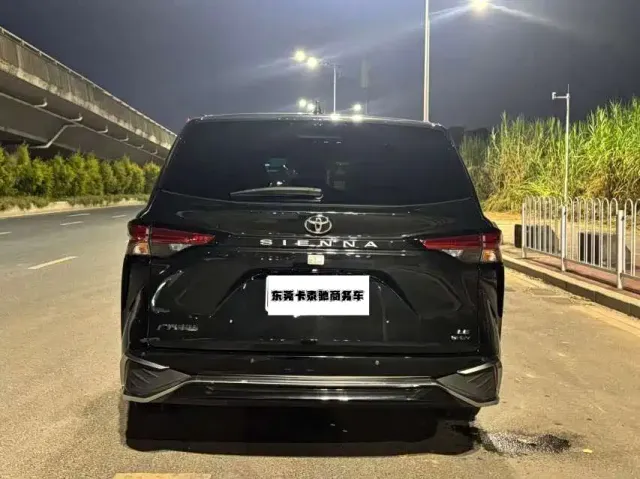 Toyota Sienna — Фото автомобиля 9