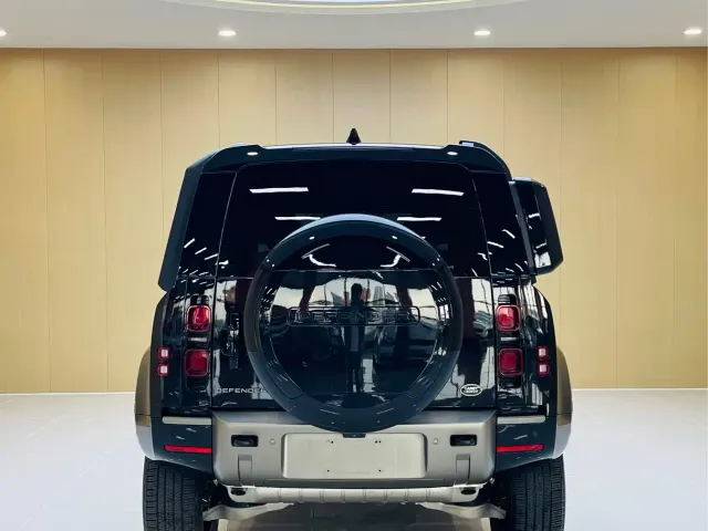Land Rover Defender — Фото автомобиля 8