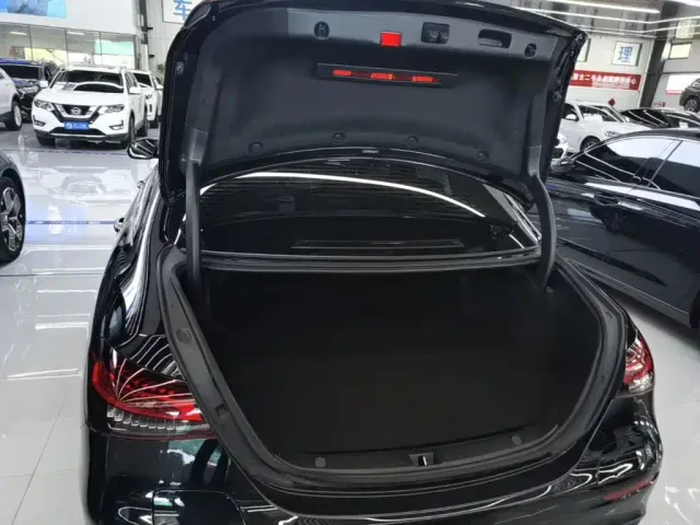 Mercedes-Benz E-Class — Фото автомобиля 18