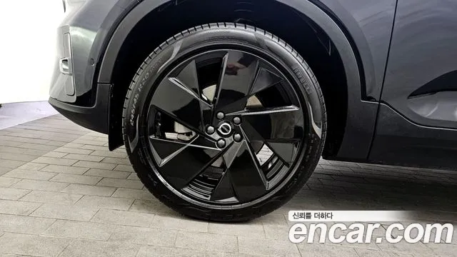 Вольво XC40 B4 Black Edition — Фото автомобиля 19
