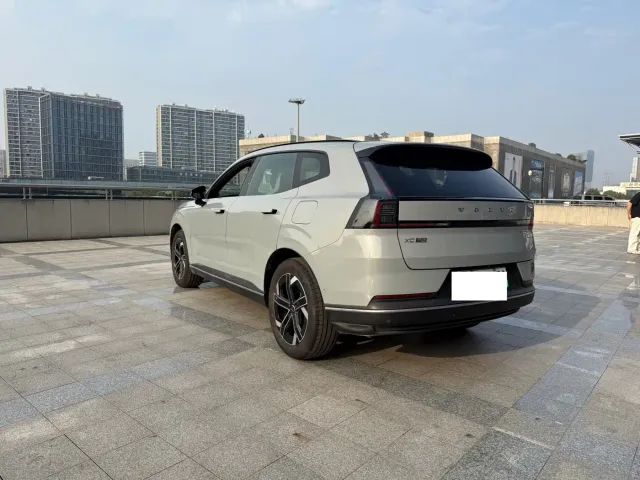 Volvo XC70 Plug-in Hybrid — Фото автомобиля 4