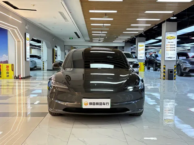 Tesla Model 3 — Фото автомобиля 8