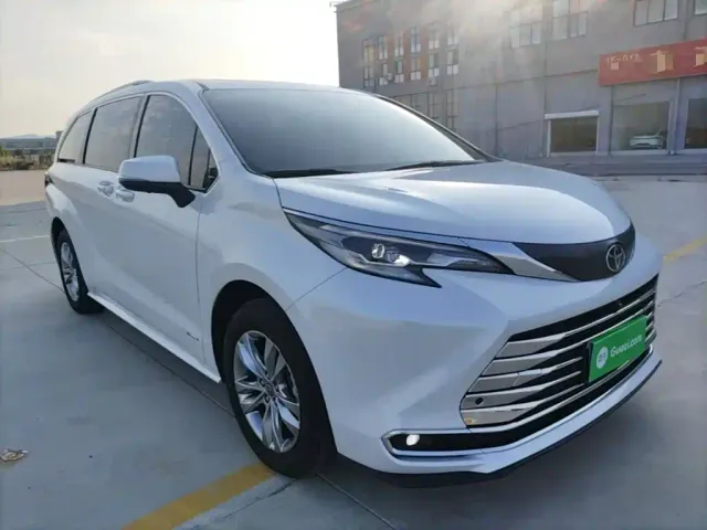 Toyota Sienna — Фото автомобиля 3