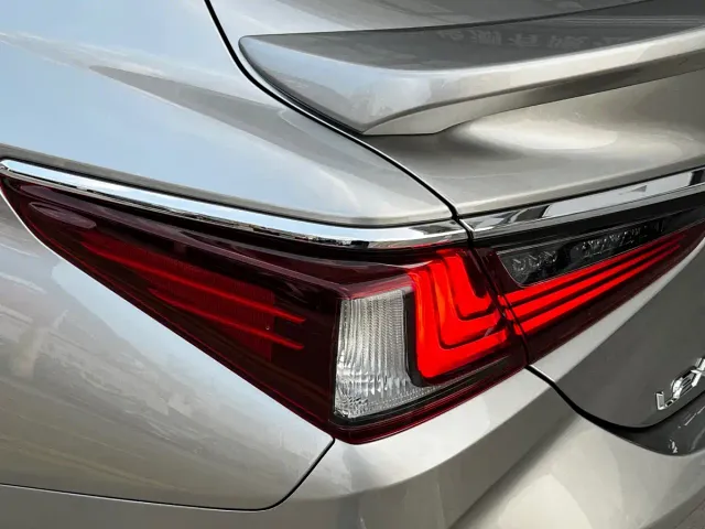 Lexus ES — Фото автомобиля 10