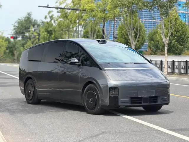 Li Auto MEGA — Фото автомобиля 3