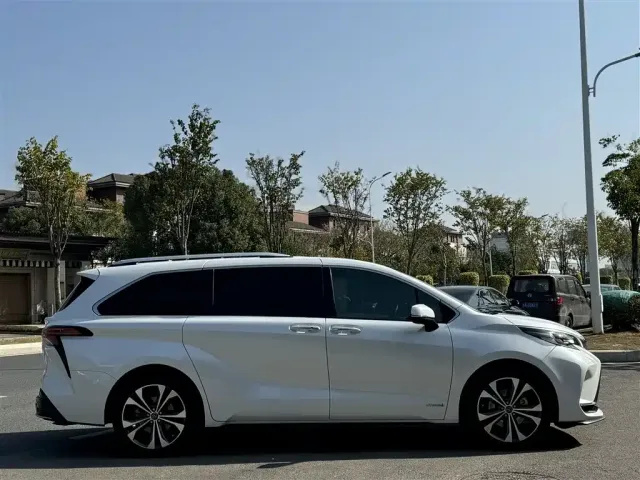 Toyota Granvia 2022 2.5L Hybrid Noble Edition — Фото автомобиля 16