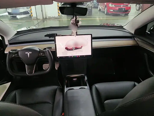 Tesla Model 3 — Фото автомобиля 9