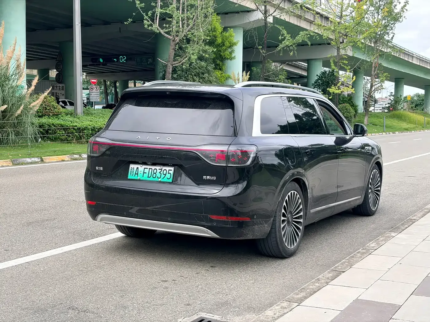 AITO Wenjie AITO M9 2024 Extended Range Ultra 42kWh 6-Seater — Фото автомобиля 4