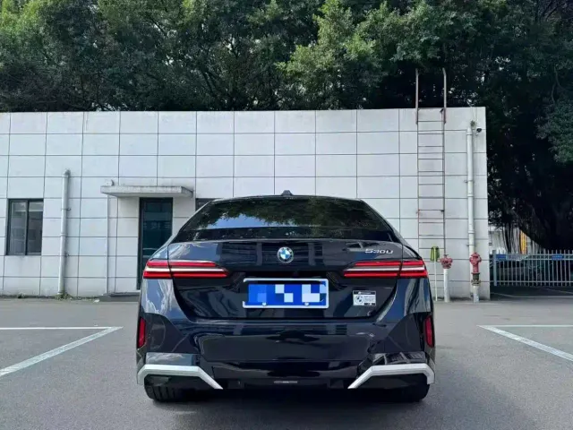 BMW 5 Series — Фото автомобиля 3