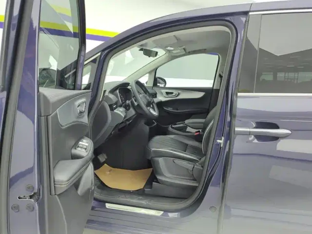 Roewe iMAX8 — Фото автомобиля 9