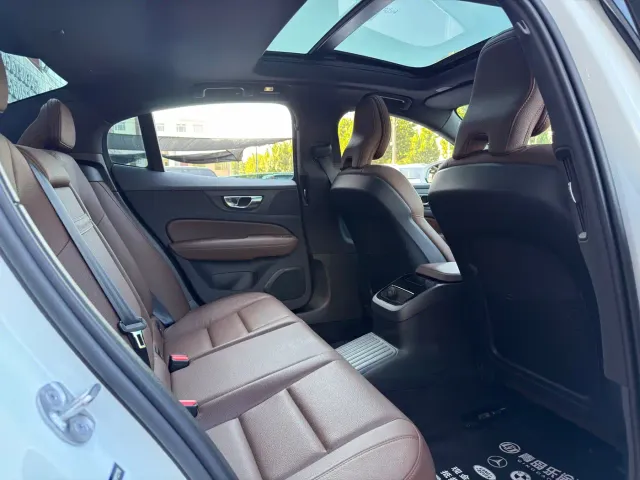 Volvo S60 Plug-in Hybrid — Фото автомобиля 13