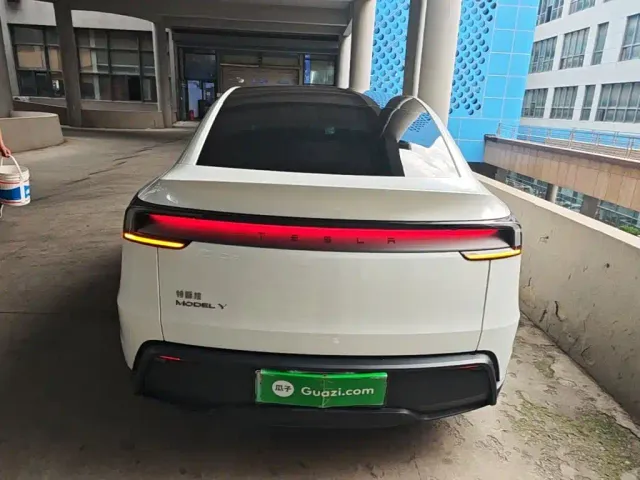 Tesla Model Y — Фото автомобиля 5