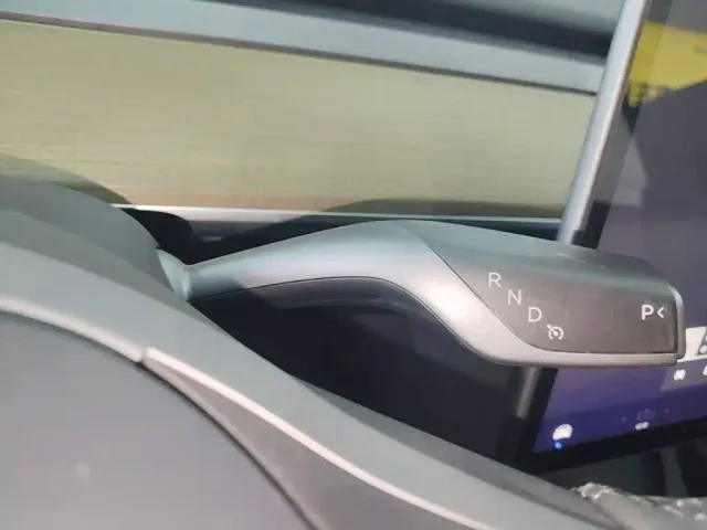 Tesla Model Y — Фото автомобиля 13