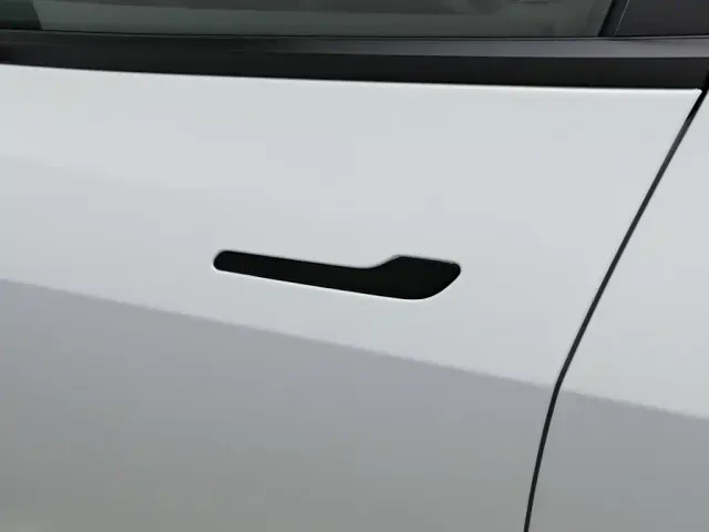 Tesla Model Y — Фото автомобиля 18
