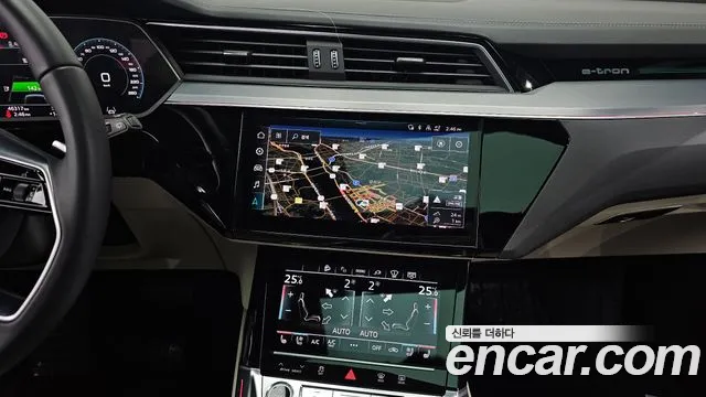 Audi e-tron — Фото автомобиля 14