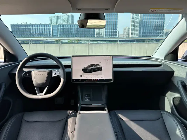 Tesla Model 3 — Фото автомобиля 10