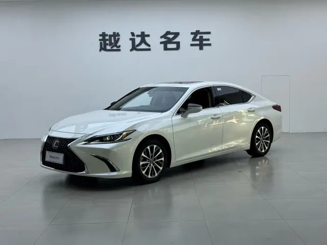 Фотография автомобиля — Lexus ES