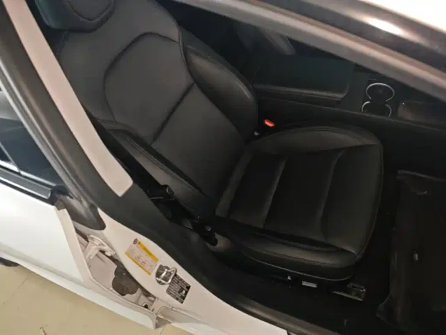 Tesla Model 3 — Фото автомобиля 24