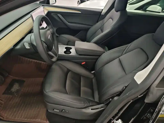 Tesla Model Y — Фото автомобиля 14
