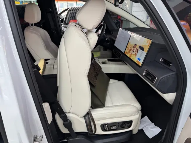 Li Auto MEGA — Фото автомобиля 7
