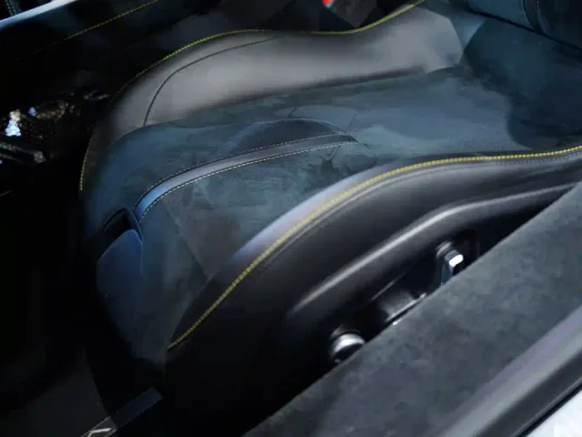 Lotus Emira — Фото автомобиля 15