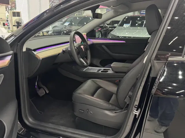 Tesla Model Y — Фото автомобиля 13