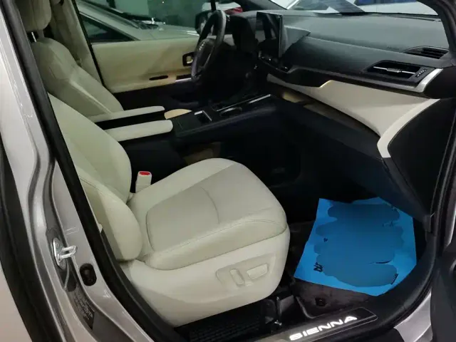 Toyota Sienna — Фото автомобиля 8