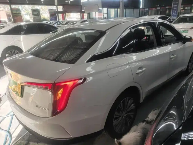 Hongqi E-QM5 — Фото автомобиля 6