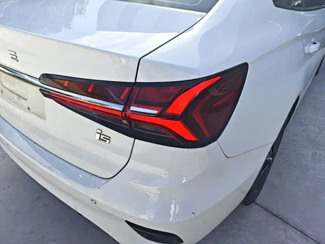 Roewe i5 — Фото автомобиля 7