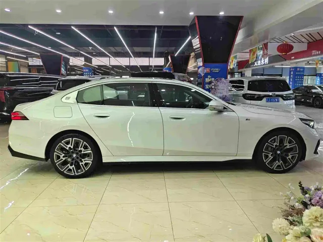 BMW 5 Series — Фото автомобиля 17